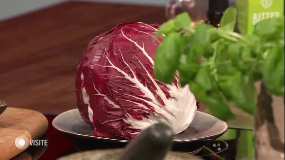 Radicchio liegt auf einem Teller.