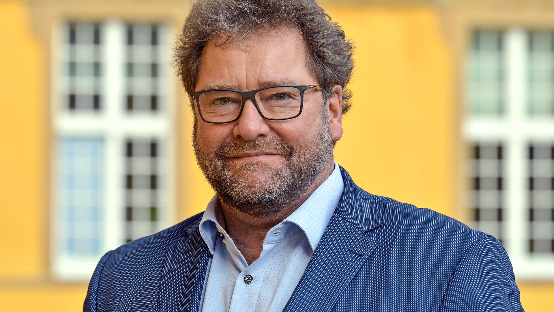 Ein Mann mit Bart und Brille blickt freundlich in die Kamera | Michael Kiefer