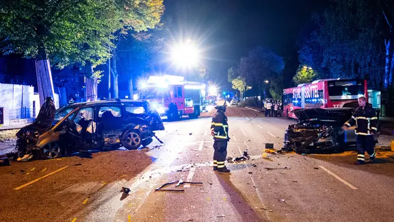 Autowracks stehen im Stadtteil Billstedt an einer Unfallstelle.