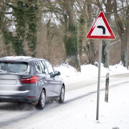 Ein Auto fährt über eine verschneite, glatte Straße. (Themenbild)