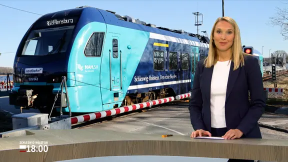 Alexandra Bauer steht im Schleswig-Holstein 18 Uhr Studio und verliest eine Meldung