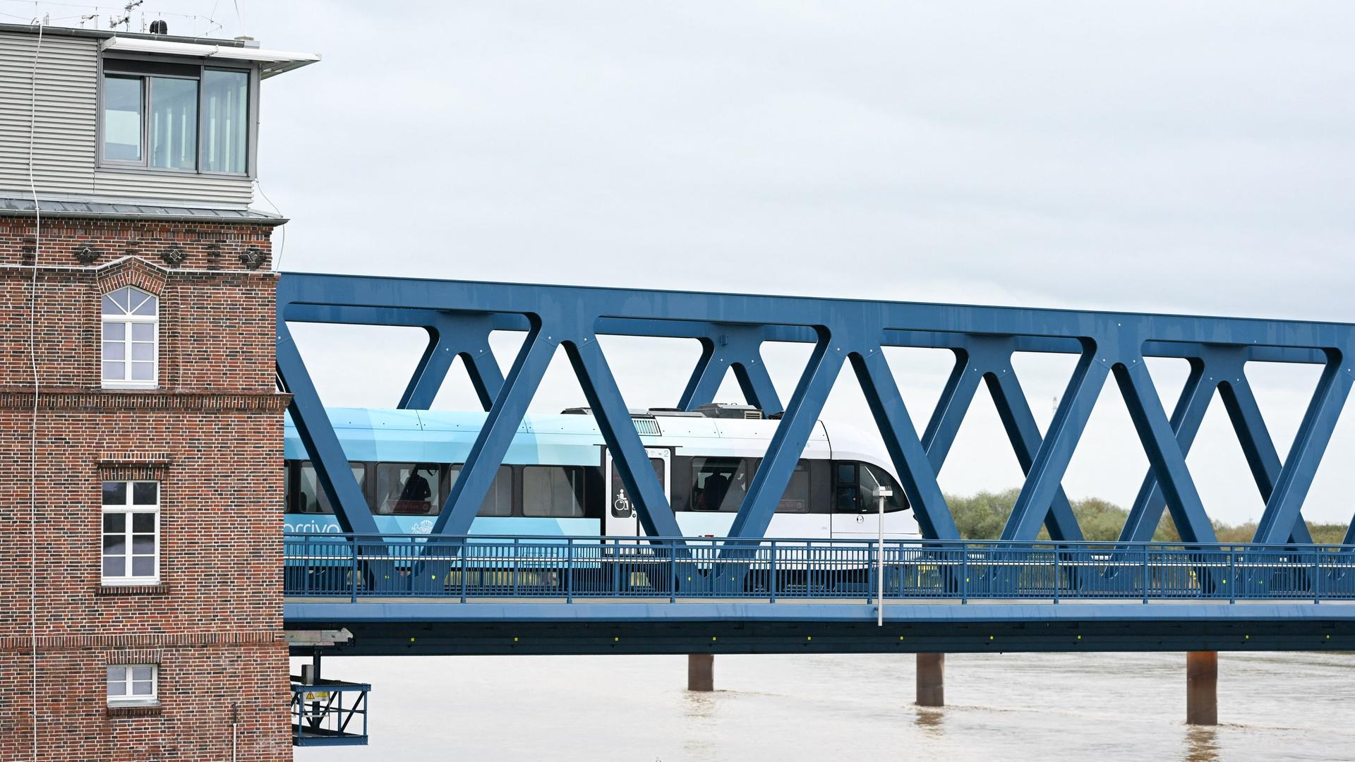 Die Arriva-Bahn fährt über die Friesenbrücke in Weener. | dpa, Lars Penning