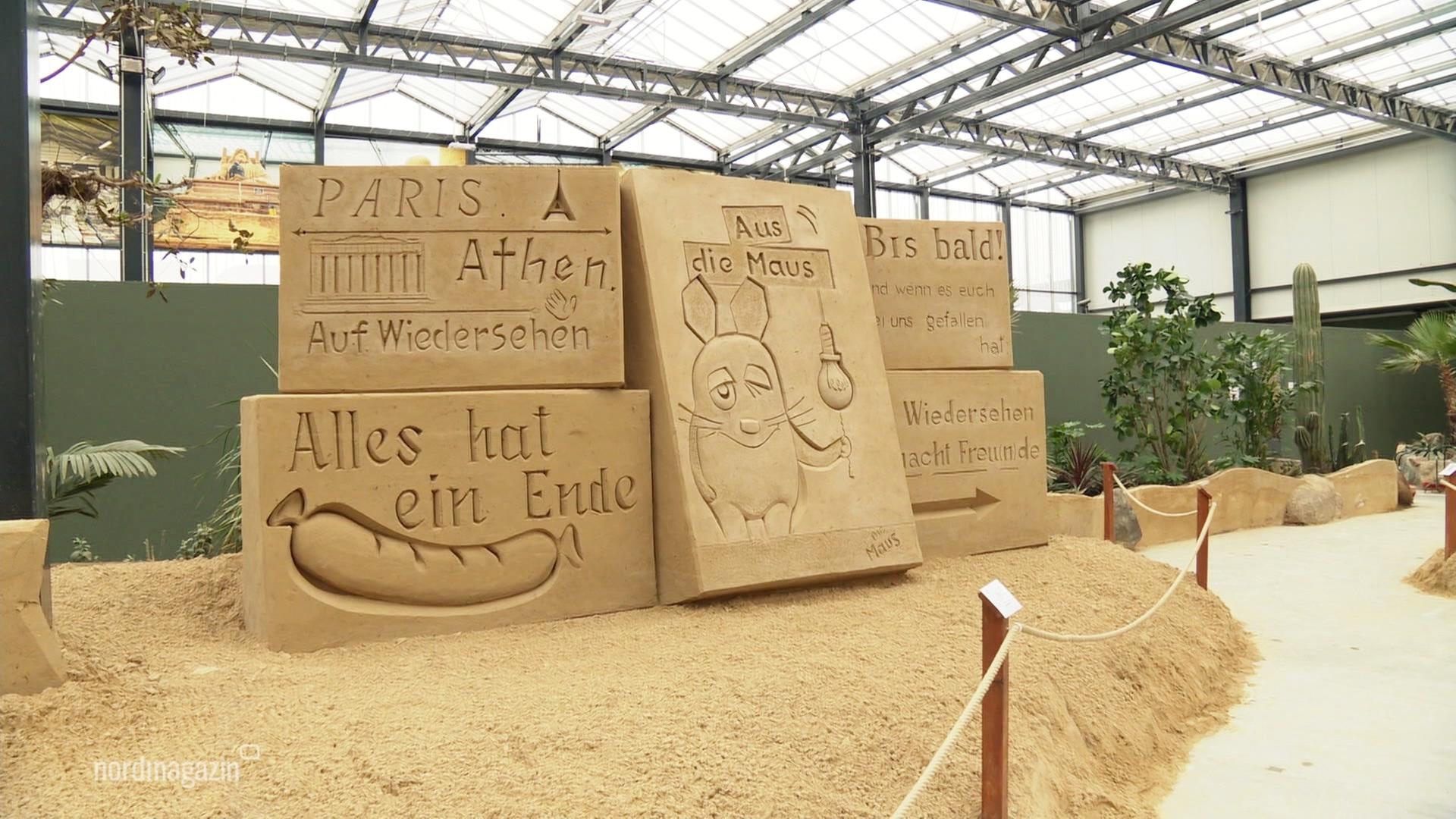 Sprüche und Weisheiten: Sandskulpturen-Ausstellung in Prora