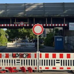 Eine Absperrung vor einer Bahnbrücke in Hamburg.