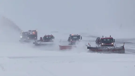Pistenraupem räumen Schnee am Hamburger Flughafen.