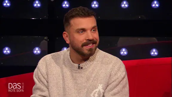 Der Schauspieler Edin Hasanović auf dem Roten Sofa.