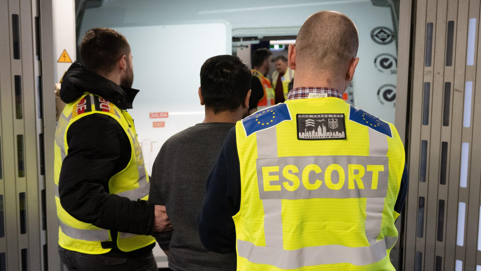 Beamte von Bundespolizei und Frontex begleiten einen Mann bei der Abschiebung. | picture alliance/dpa | Boris Roessler