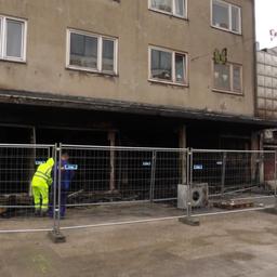 Ein Haus mit einem ausgebrannten Erdgeschoss.