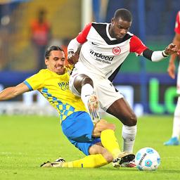 Rayan Philippe (l.) von Eintracht Braunschweig im Duell mit Niels Nkounkou von Eintracht Frankfurt