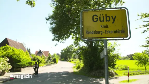 Ortseingangsschild zu Güby / Kreis Rendsburg-Eckernförde
