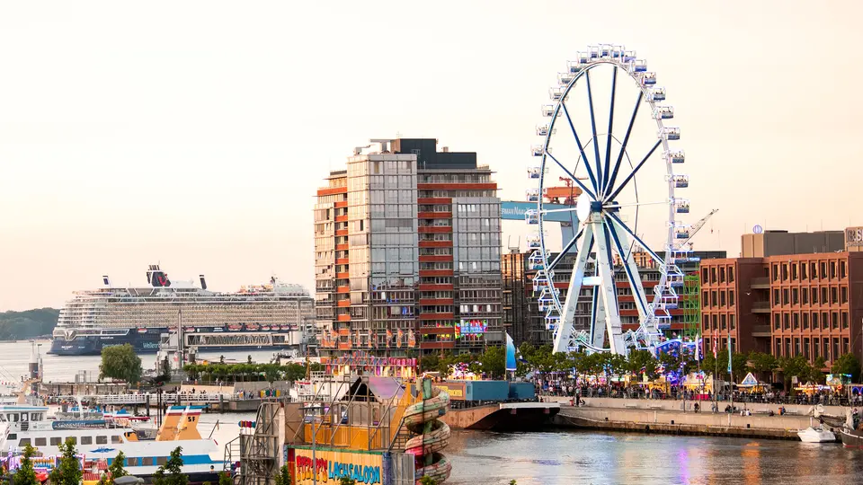 Kieler Woche am Hörnufer mit Riesenrad und Besuchern
