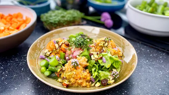 Gartengemüse-Bowl in einer rustikalen Schale angerichtet