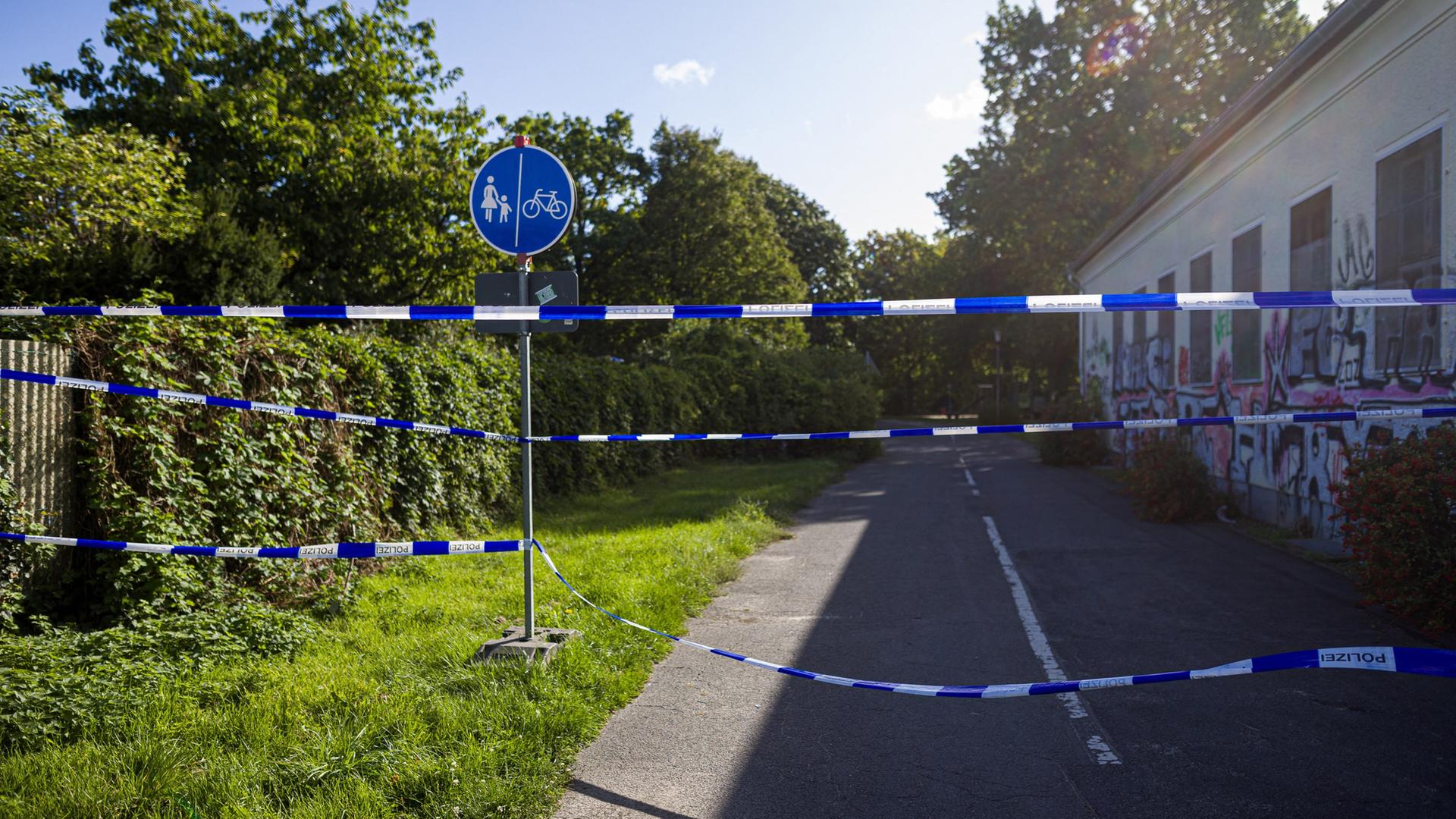 Die teilweise eingestürzte Kindertagesstätte in Wolfsburg ist mit Flatterband abgesperrt. | picture alliance/dpa, Moritz Frankenberg