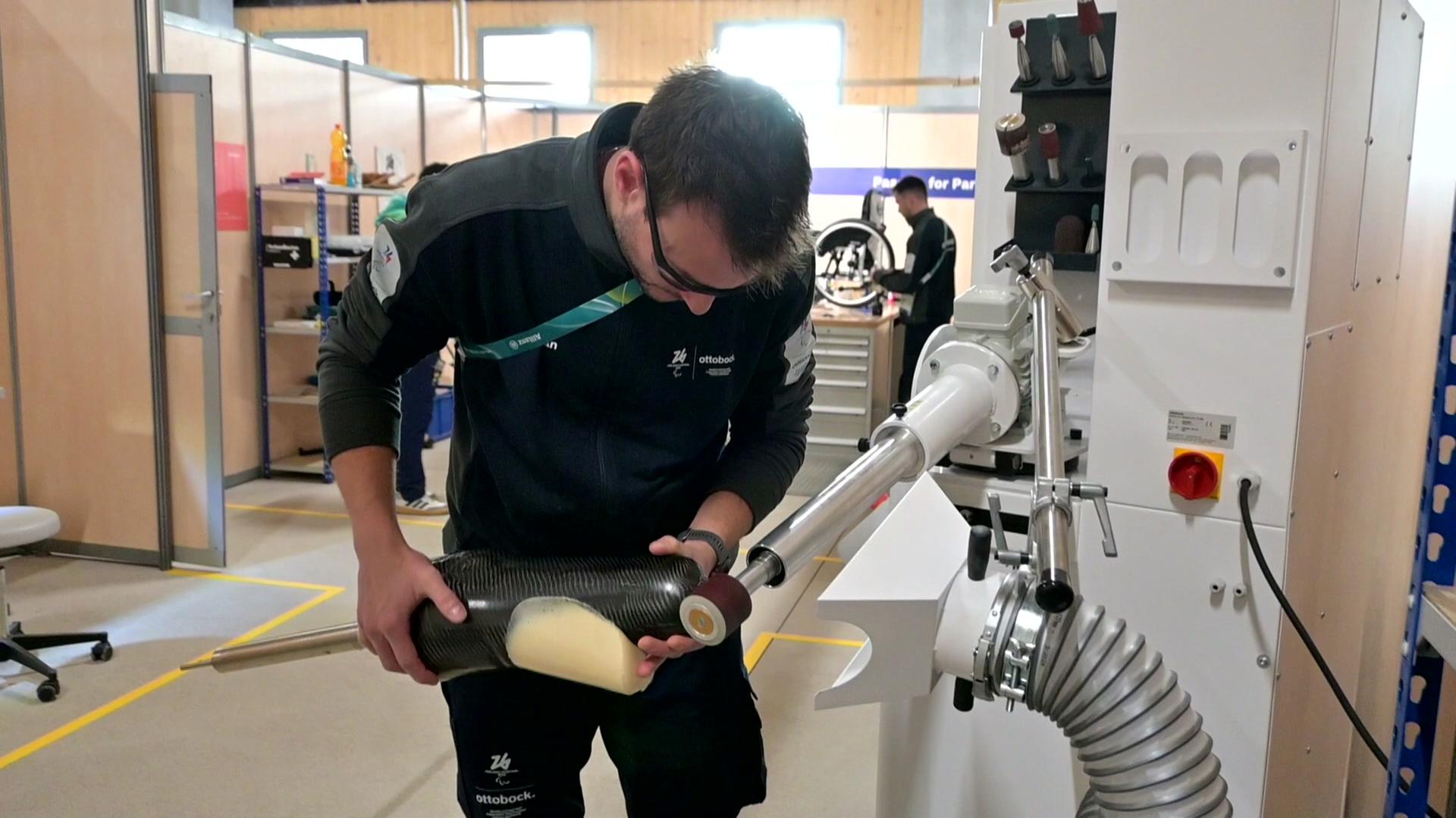 Werkstattleiter Julian Napp repariert etwas. | Ottobock