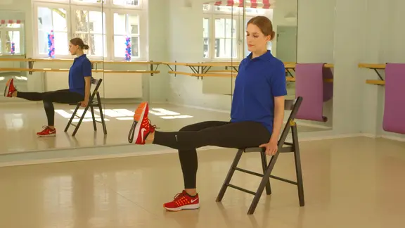 Svea Köhlmoos zeigt eine Übung. | NDR Svea Köhlmoos zeigt eine Übung.