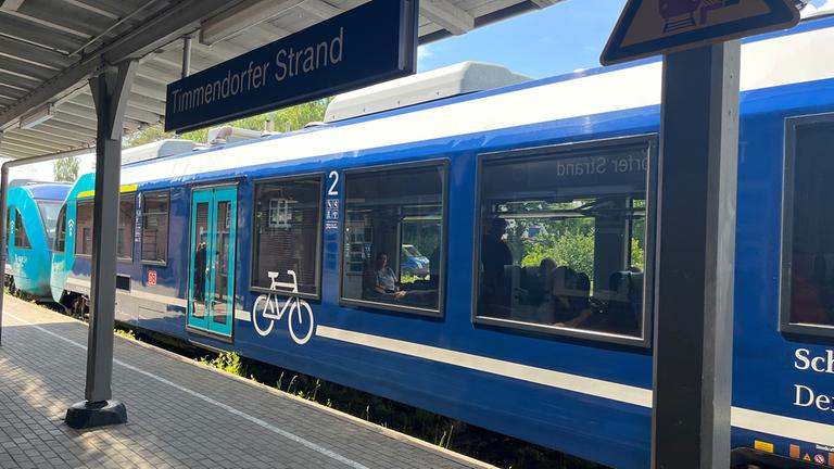 Ein Zug steht im Bahnhof von Timmendorfer Strand