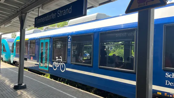 Ein Zug steht im Bahnhof von Timmendorfer Strand