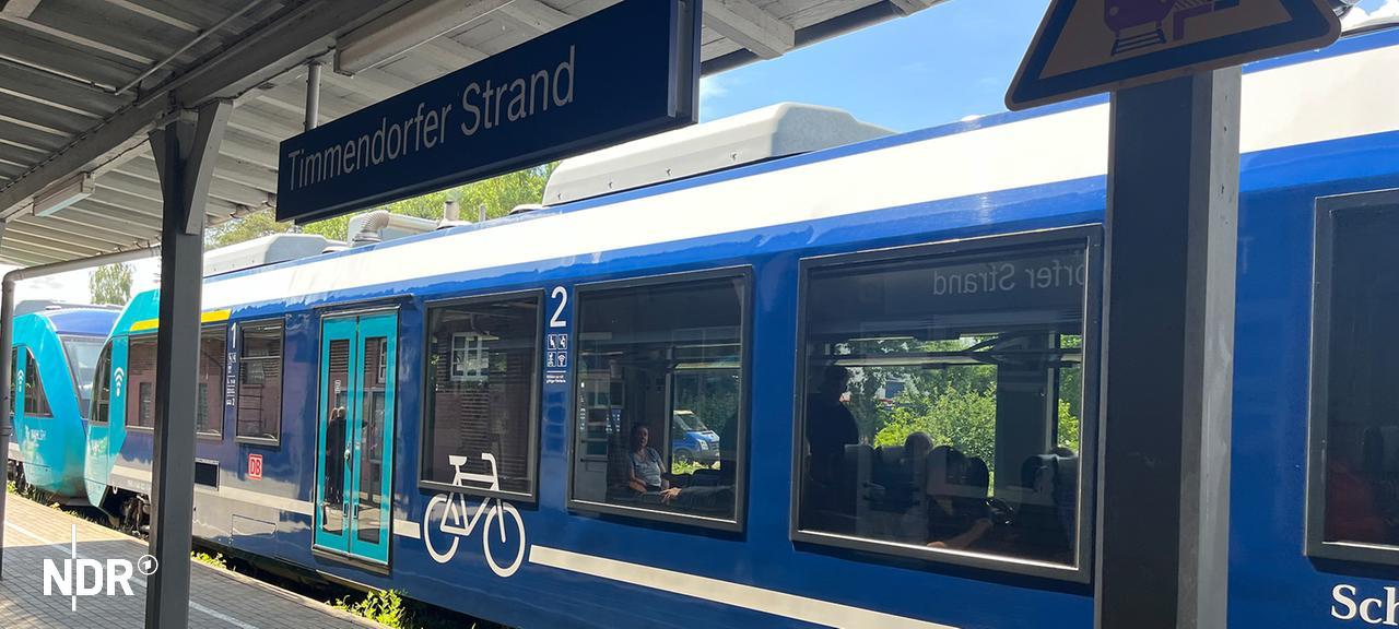 Ein Zug steht im Bahnhof von Timmendorfer Strand | NDR, Hauke von Hallern Ein Zug steht im Bahnhof von Timmendorfer Strand
