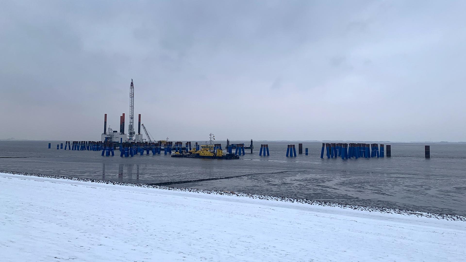 Blaue Pfähle im Wasser bei Brunsbüttel. | NDR, Sven Jachmann