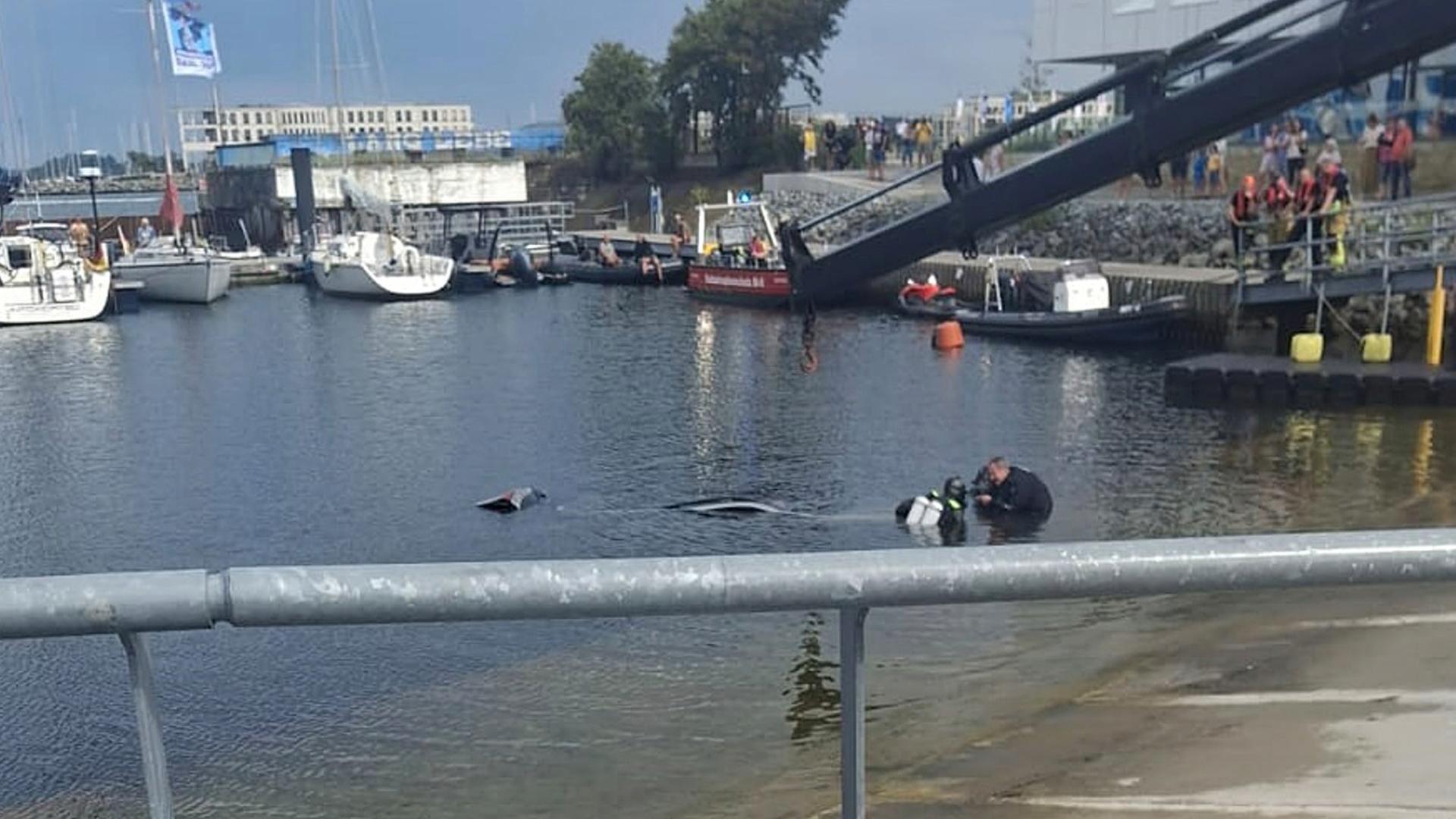 Warnemünde: Auto versinkt beim Einsetzen eines Wassermotorrads