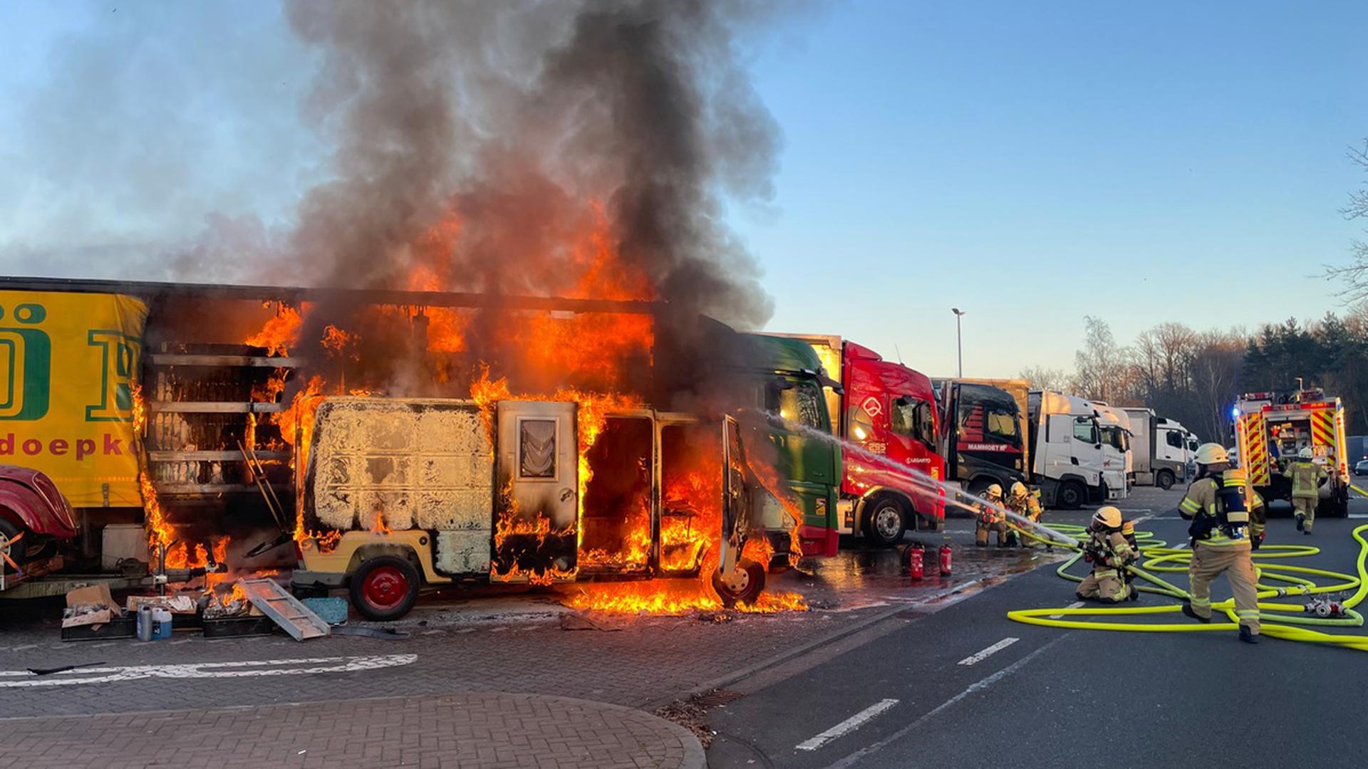 Ein Transporter und ein Sattelzug brennen während sie gelöscht werden. | Feuerwehr Lehrte