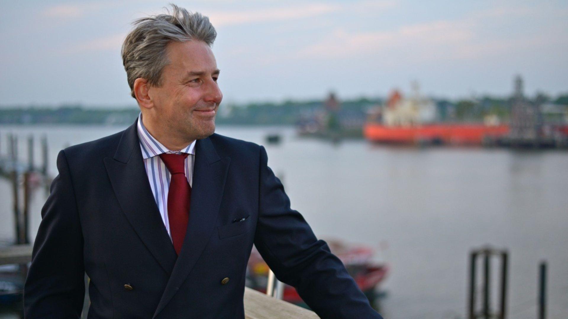 Ein Mann steht an der Elbe und blickt in die Weite | Daniel Jahn