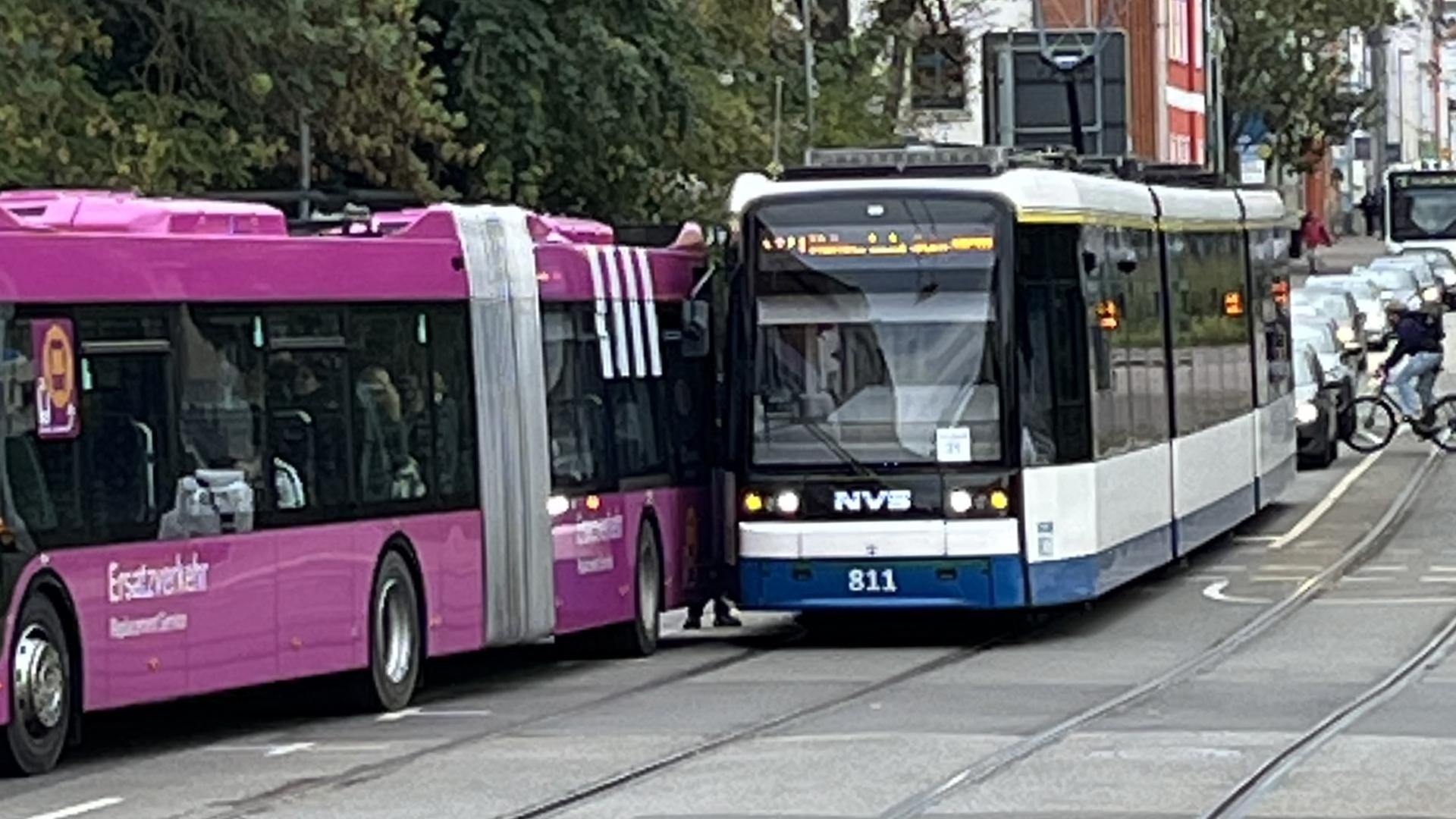 Unfall zwischen Ersatzbus und Straßenbahn in Schwerin