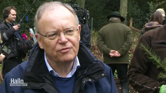 Stephan Weil spricht in die Kamera.