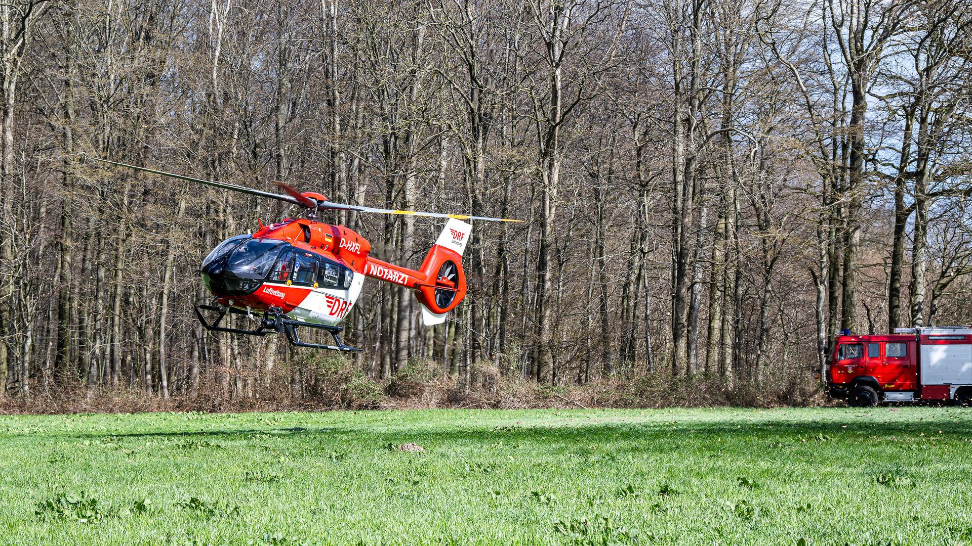 Ein Hubschrauber der DRF hebt von einem Feld, nahe eines Waldes ab | Benjamin Nolte