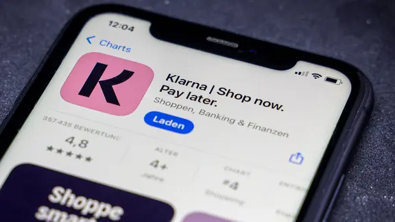 Die App von Klarna wird auf einem Handy gezeigt.