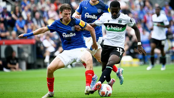 Kiels Magnus Knudsen (l.) und Hannovers Noel Aseko