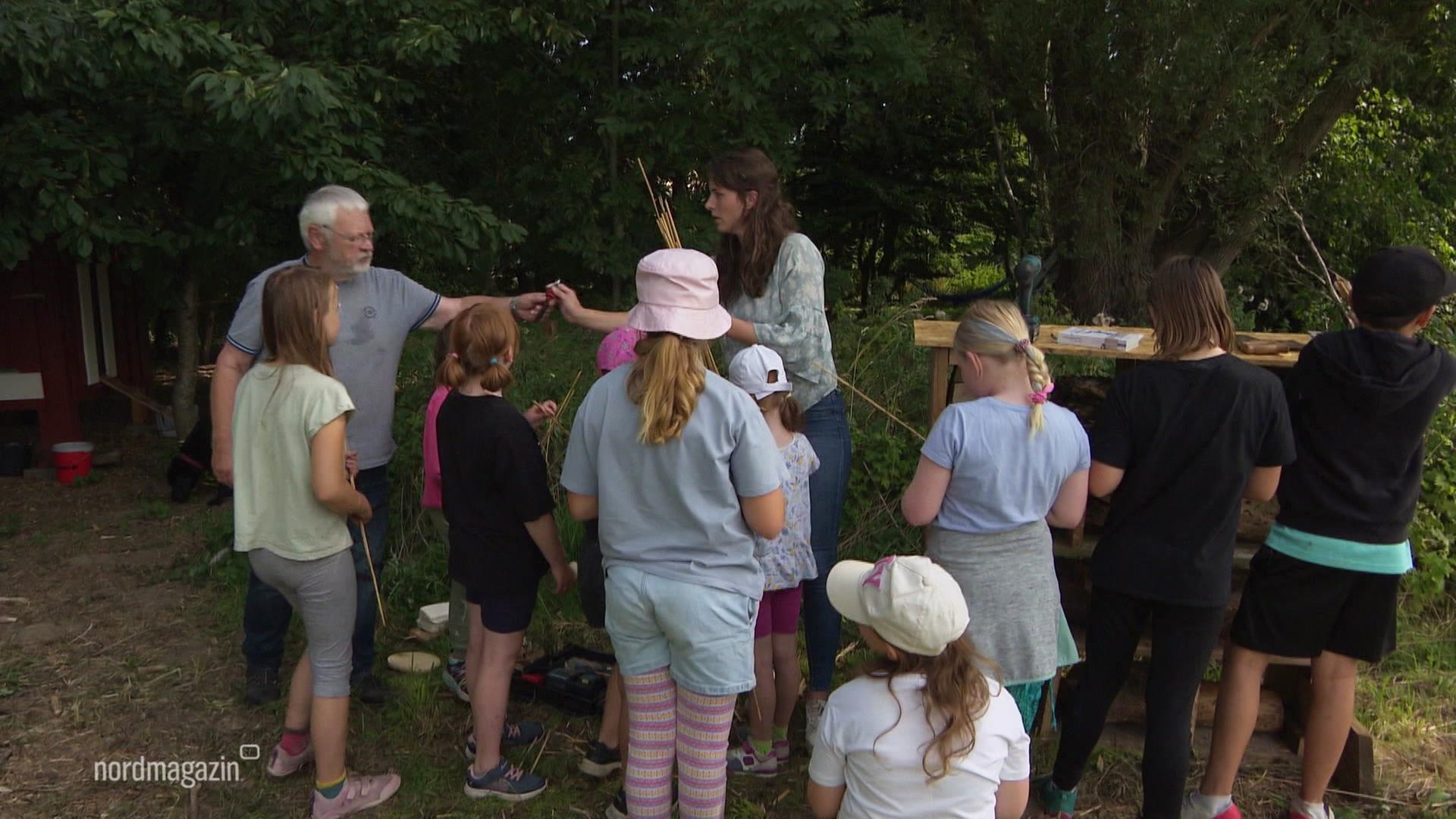 Wissen bewahren: Kinder lernen auf Rügener Streuobstwiese