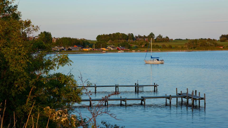 Versierte Segler können zum Übernachten auch eine Ankerbucht aufsuchen, Anfänger sollten aber lieber Häfen nutzen. | picture alliance, Caro Scheidemann Kuestenlandschaft an der Ostsee auf der Insel Fuenen in Süddänemark.