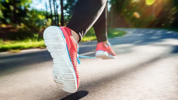 Nahaufnahme von Sportschuhen an einer laufenden Frau. | fotolia.com, Melpomene Nahaufnahme von Sportschuhen an einer laufenden Frau.