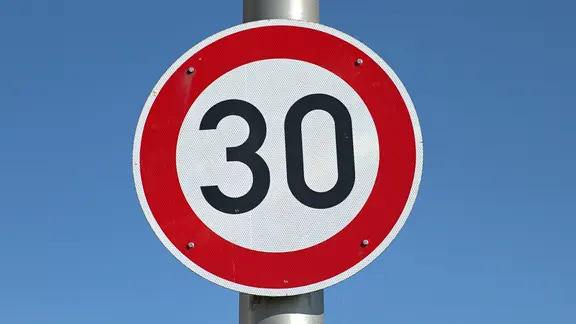 Ein Schild zeigt Tempo 30 an.
