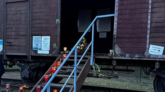 Der Waggon wurde für die Gedenkveranstaltung "Lichter auf den Schienen" mit Kerzen versehen.