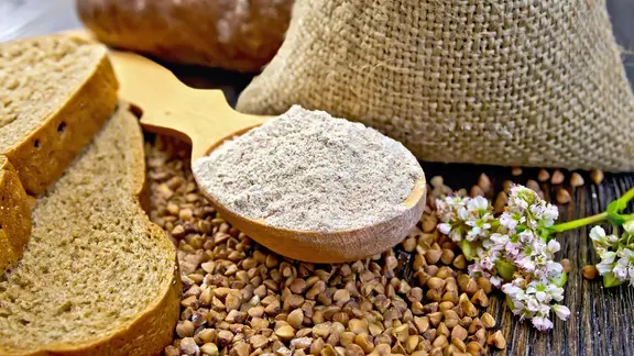 Buchweizen-Körner, Brot und gemahlener Buchweizen auf einem Holzlöffel. | Fotolia.com, kostrez Buchweizen-Körner, Brot und gemahlener Buchweizen auf einem Holzlöffel.