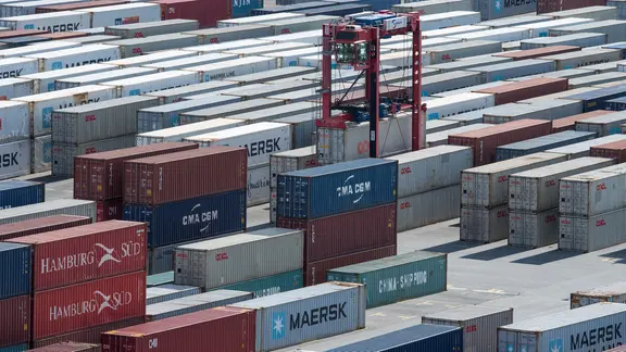 Ein VanCarrier transport Container über den Abstellplatz auf dem JadeWeserPort.