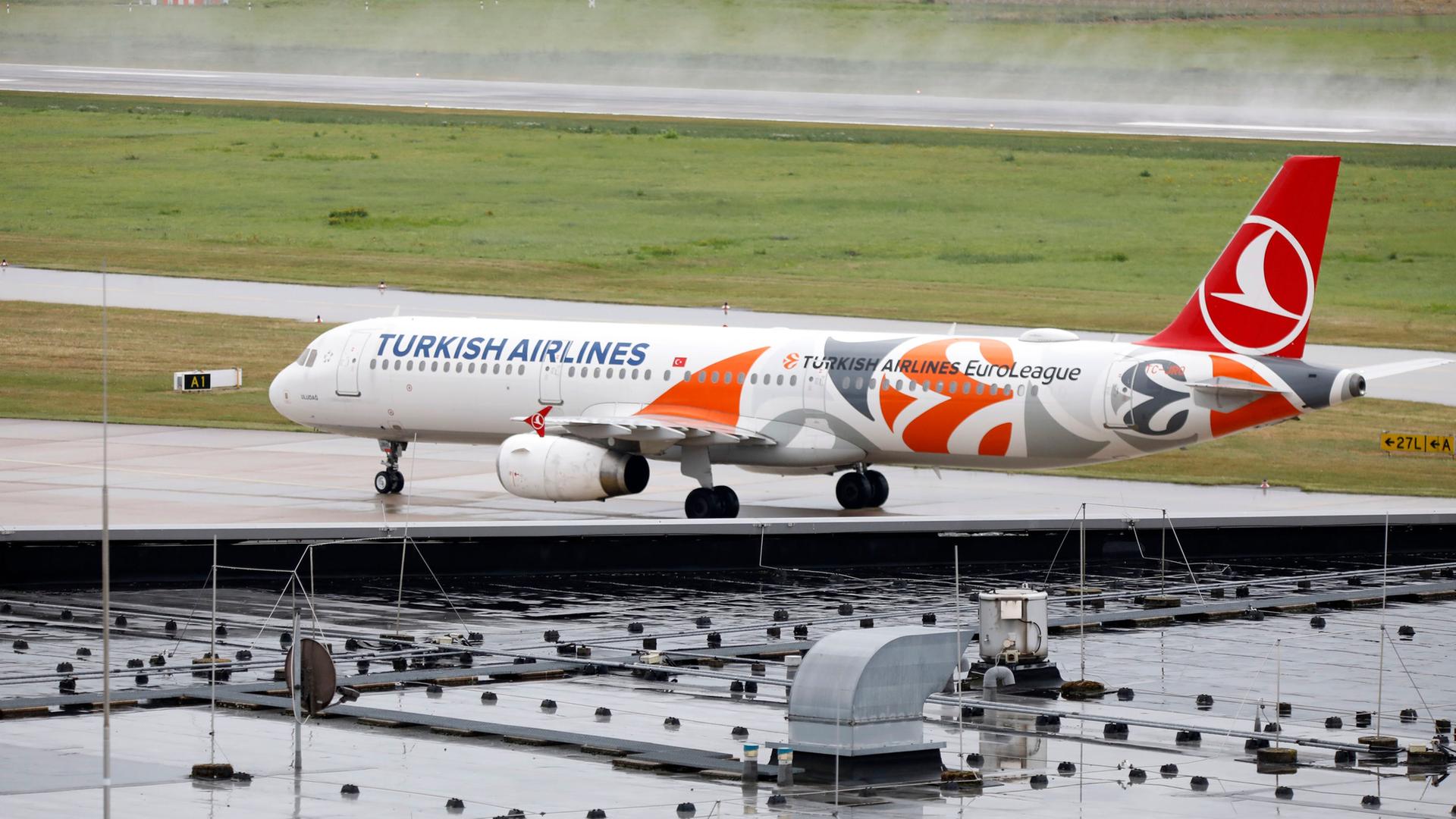 Ein Flugzeug der Fluggesellschaft 'Turkish Airlines' landet auf dem Flughafen Hannover-Langenhagen.  | picture alliance / Geisler-Fotopress | Wehnert/M. Gränzdörfer