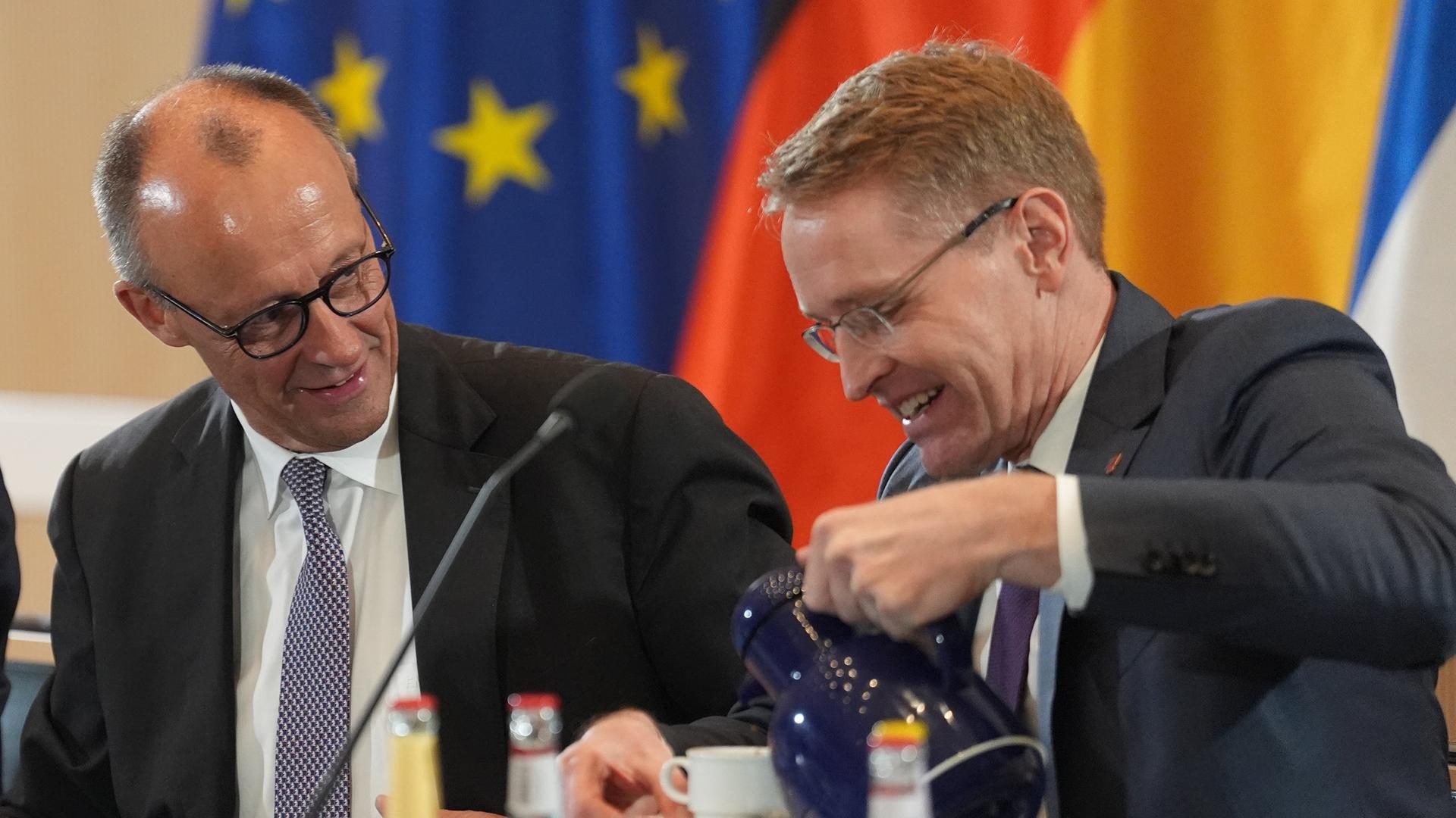 Bundeskanzler Merz in SH: Antrittsbesuch mit Robben und Demos