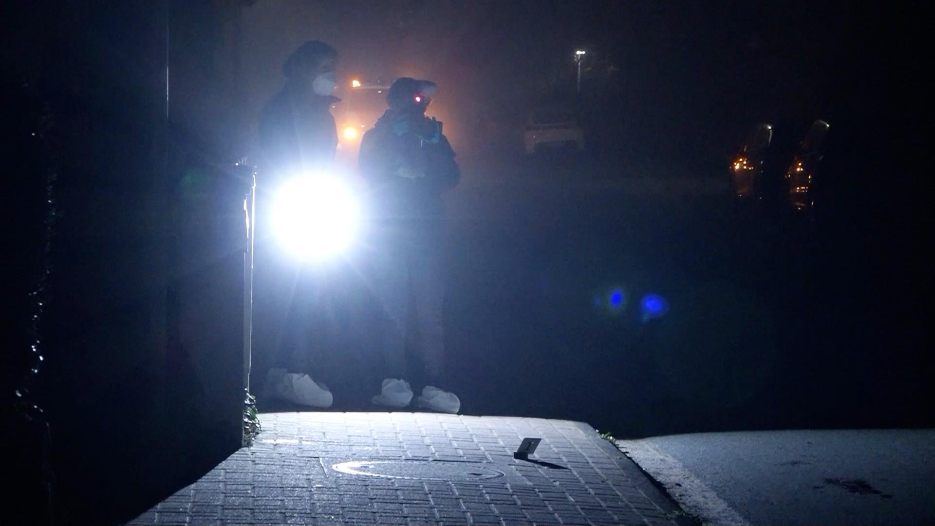 Polizistinnen sichern Spuren an einem Tatort in Weyhe | TeleNewsNetwork