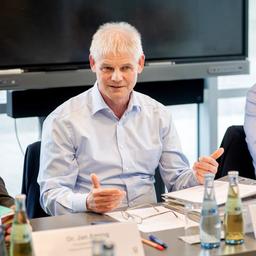 Frank Klingebiel (l, CDU) und Jürgen Krogmann (r, SPD) vom Niedersächsischen Städtetag bei einer Pressekonferenz.