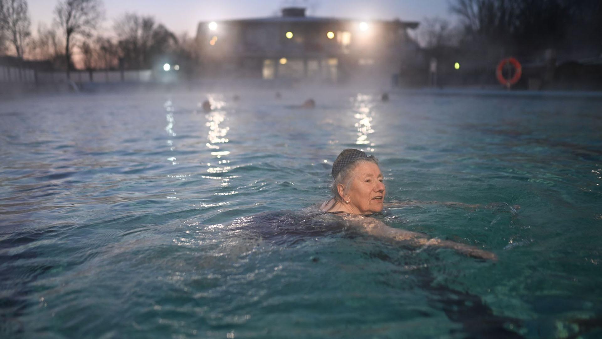 Eine  86-Jährige aus Weener genießt das frühe Schwimmen zum Saisonstart im Friesenbad | dpa, Lars Penning