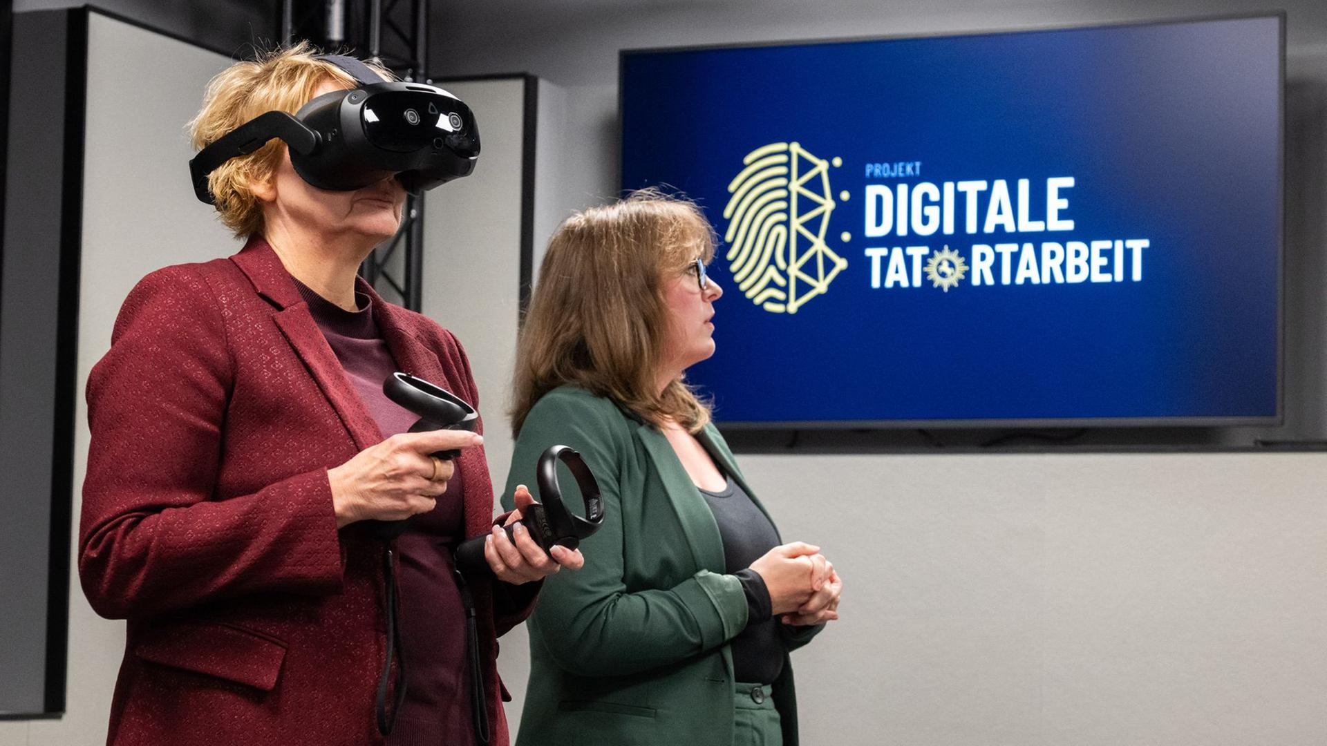 Niedersachsens Innenministerin Daniela Behrens begeht mit einer digitalen Brille einen Übungs-Tatort im neuen XR-Labor im Kriminaltechnischen Institut KTI. | Julian Stratenschulte/dpa