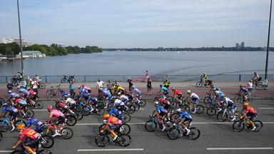 Radfahrer bei den Cyclassics auf einer Brücke