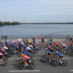 Radfahrer bei den Cyclassics auf einer Brücke