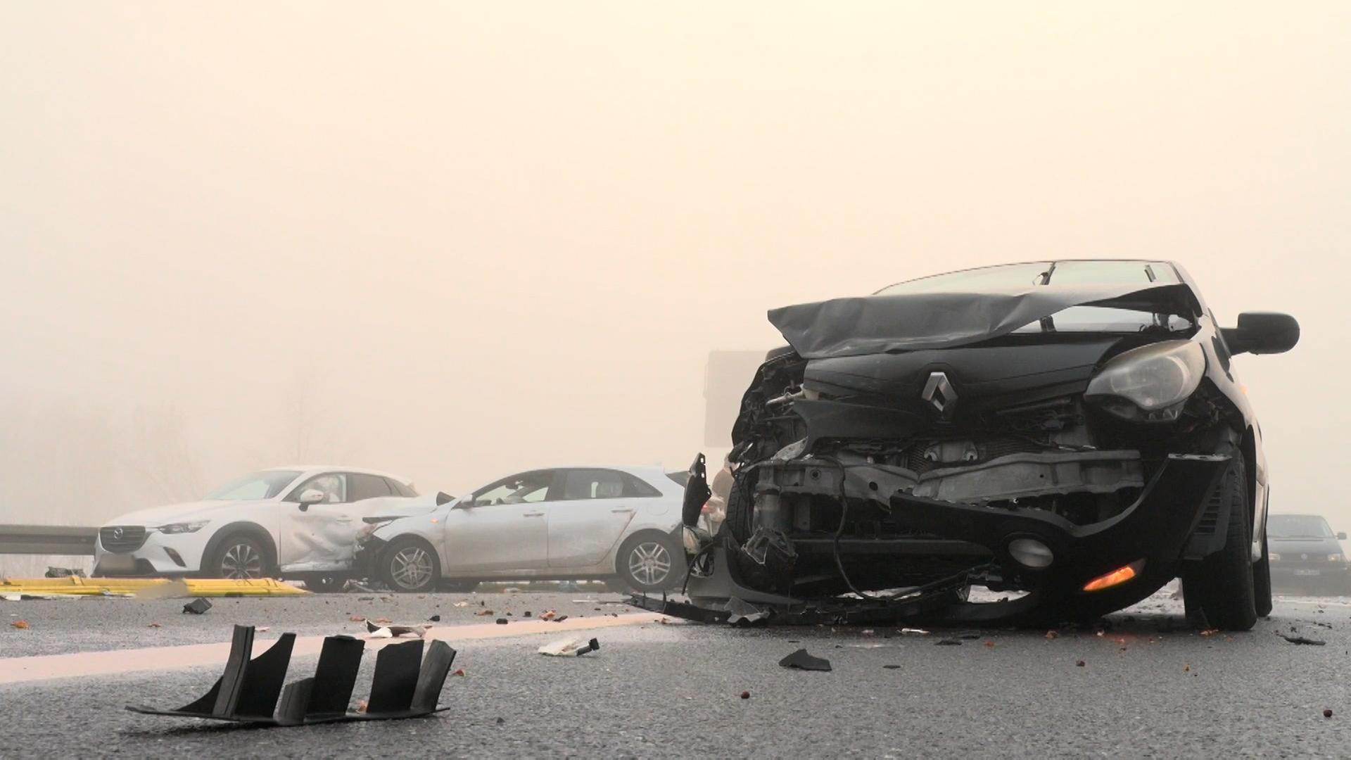Beschädigte Fahrzeuge stehen nach einem Unfall auf der Autobahn. | tv7news