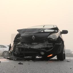 Beschädigte Fahrzeuge stehen nach einem Unfall auf der Autobahn.