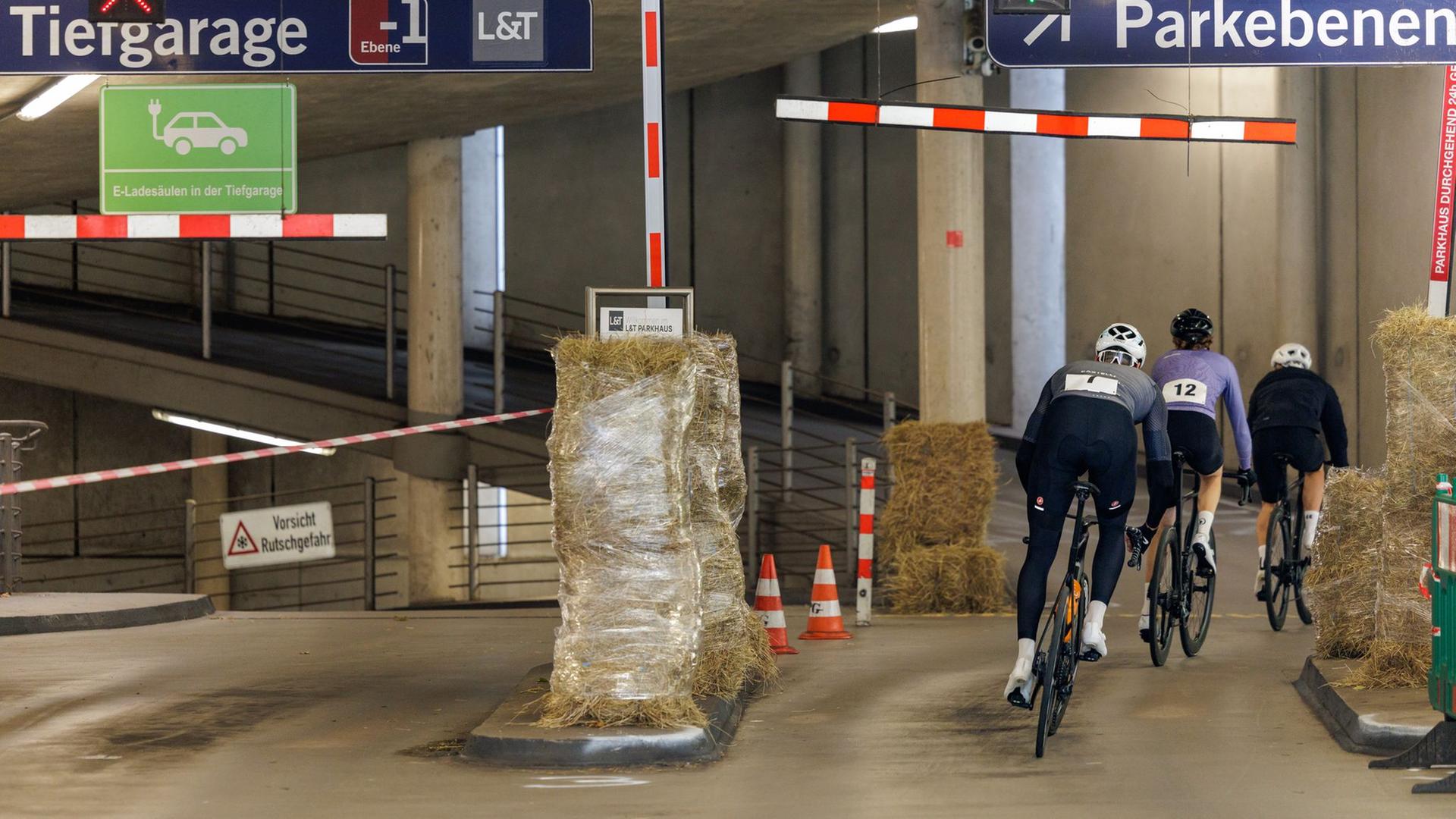 Rennradfahrer bei einem Rennen in einem Parkaus in Osnabrück | dpa-Bildfunk, David Ebener