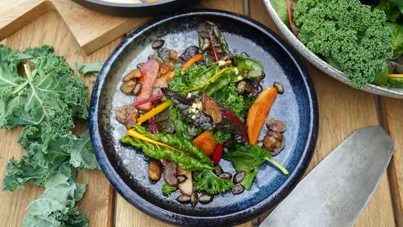 Grünkohlsalat mit Quitten auf einem Teller serviert. | NDR, Florian Kruck Grünkohlsalat mit Quitten auf einem Teller serviert.
